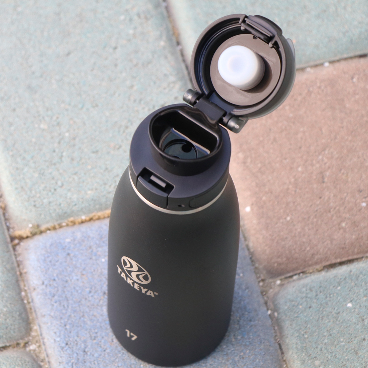 traveler-fliplocktm-lid-p8 96076-R-TravelerLid-Lifestyle-Onyx.png